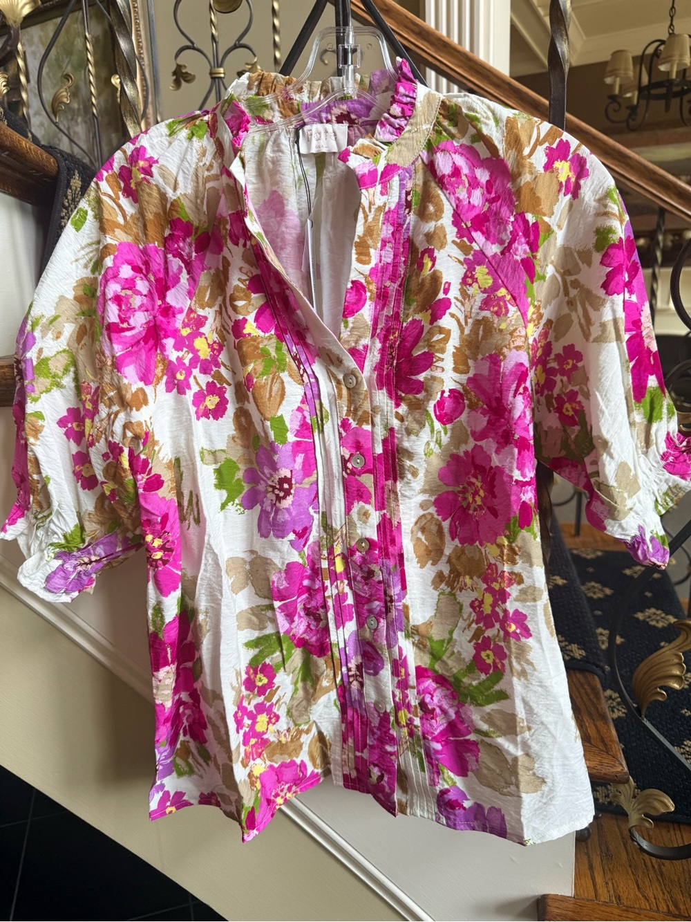 FATE NWT Beautiful Floral Print Short Sleeve Top. Size S. Button front.